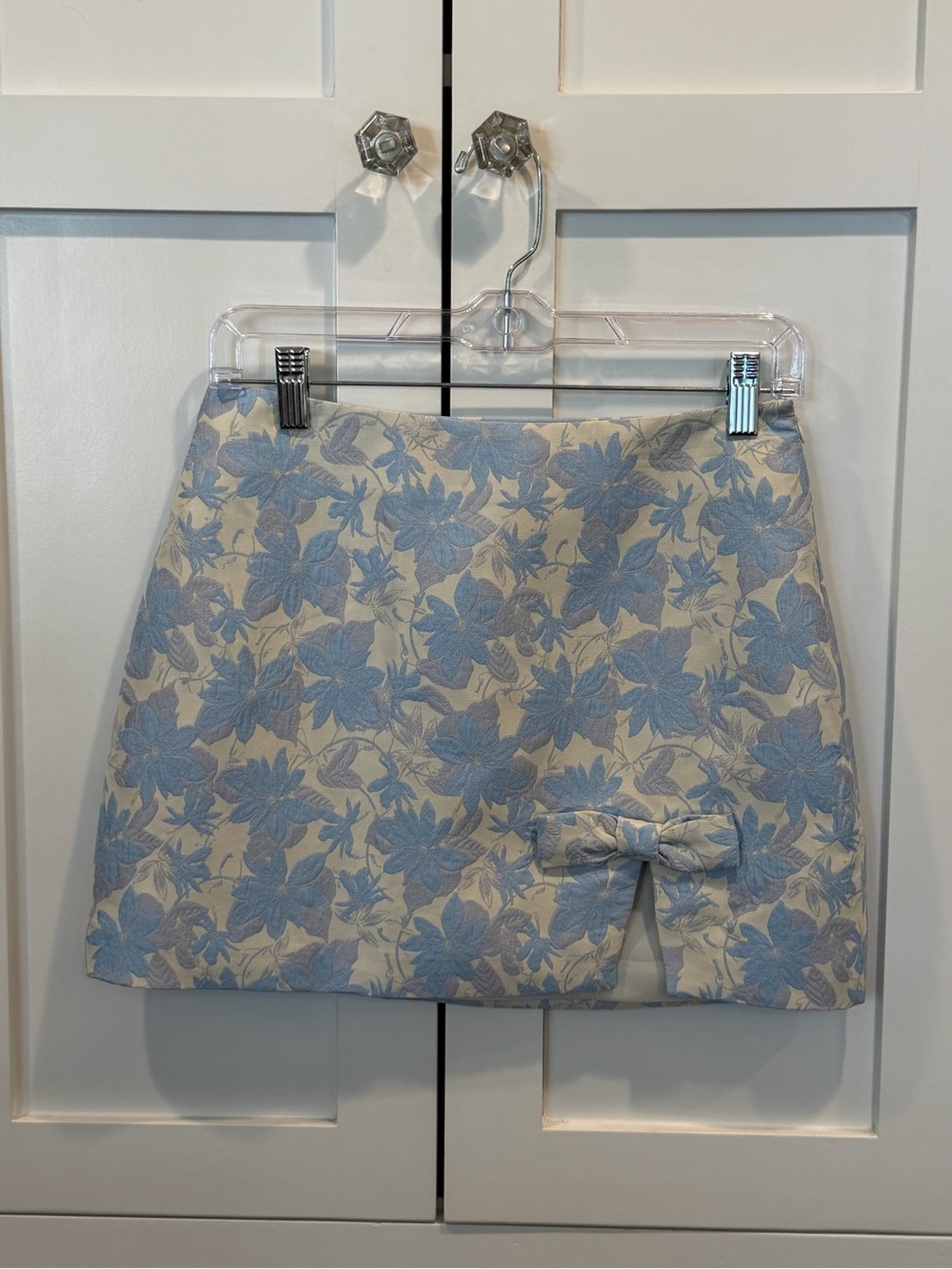 Endless Rose Blue/Ivory “Aria Floral” mini skirt, Size Small, NEW w Tags